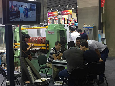 2016第(di)120屆廣(guang)交會(hui)金峥(zheng)機械(xie)攜最(zui)新機(ji)器參(can)展 國(guo)外客(ke)戶前(qian)來詢(xun)問！